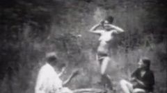Vintage striptizerka tańczy w lesie