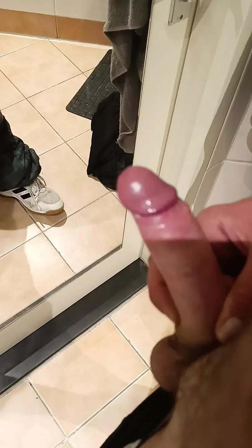 Primeiro vídeo onde eu punheto meu pau mesmo com uma gozada