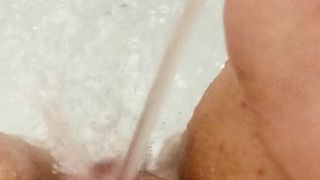 Przyjemny prysznic masturbuje się