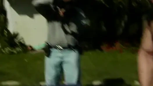 Tante rambut pirang toket besar ngentot kontol di halaman belakang