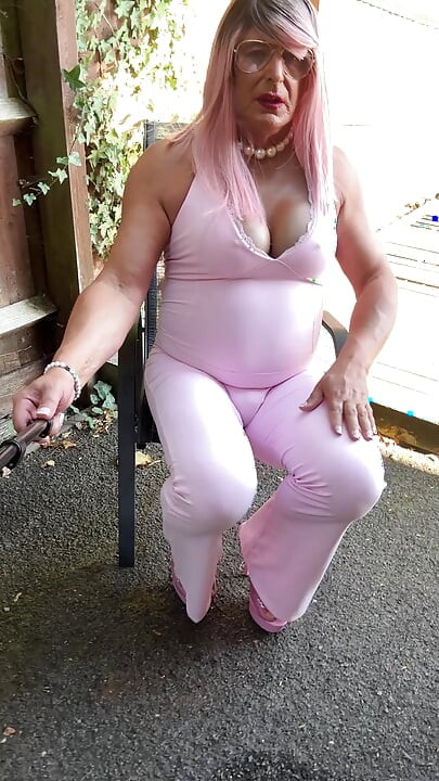 Crossdresser kellycd2022 u ružičastom kombinezonu i štiklama