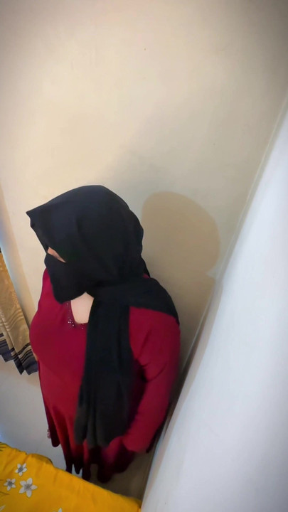 Egípcia gordinha quente muçulmana empregada no escritório