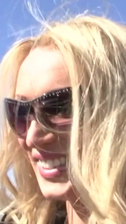 Moment uimitor de la "Un străin drăguț o ajută pe blondă dându-i o călărire și zdrobindu-și pizda"