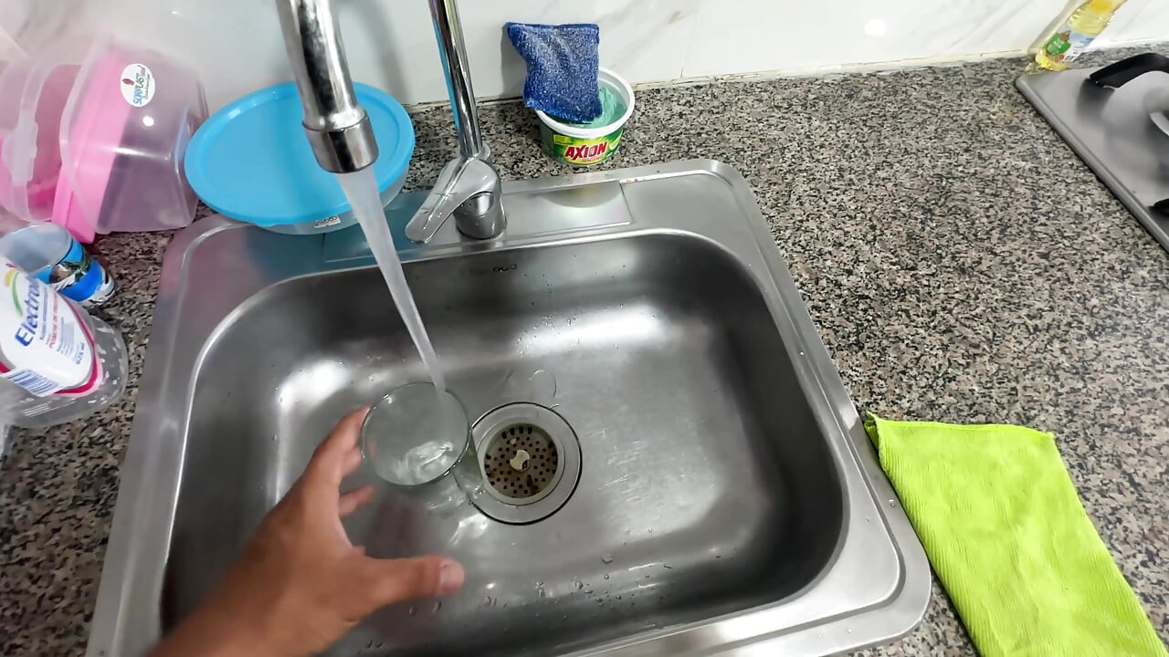 Veo dibujos de mi hijastra rica y me pongo cachonda viendo cómo se viste y termito poniéndole mi polla en ella.