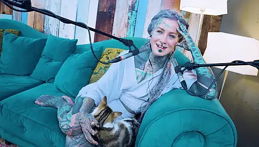 Ich spreche über E - Empathy - ASMR podcast SFW spricht goth dünnes mädchen dreadlocks tattoo-modell inked mädchen