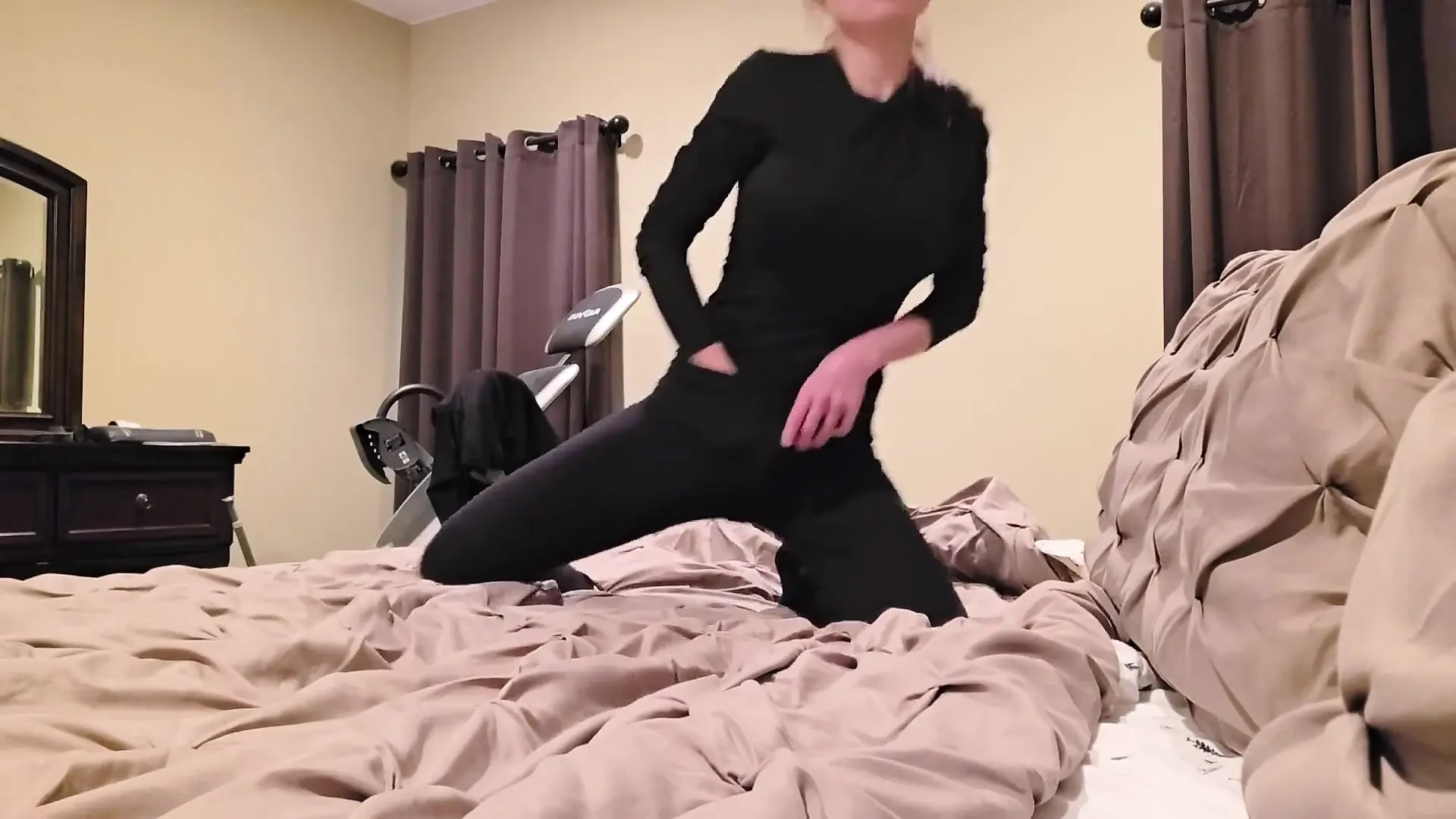 看我抚摸自己. 打赌你已经抚摸了, 不是吗？