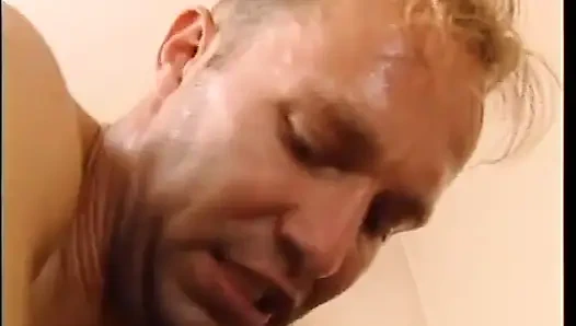 Azgın orta yaşlı seksi kadın sikilmeden önce büyük yarağı emmeyi seviyor