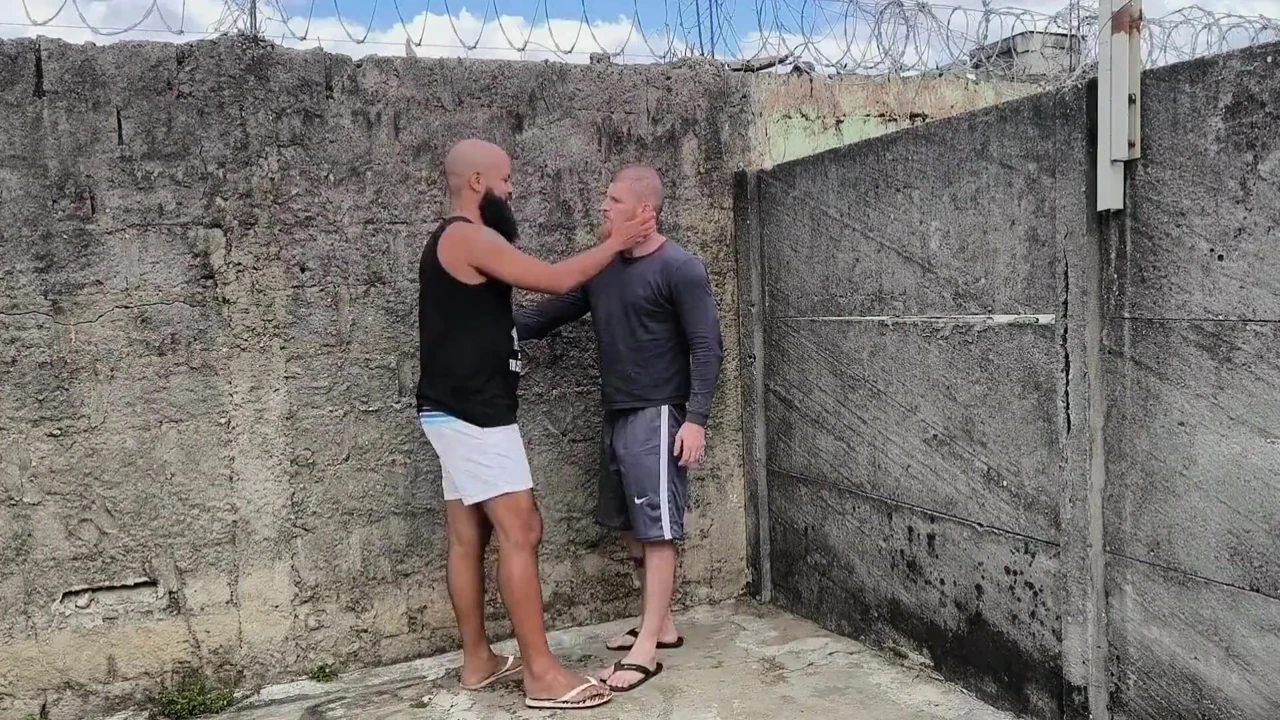Arka Bahçede Buluşma: Gizli Ve Sade Şeyler Dışarıda Emmek