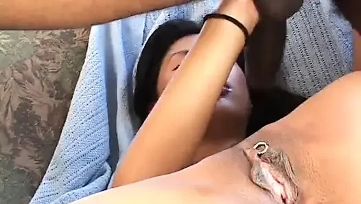 Doğal memeli Asyalı bebek sikişmeden önce büyük bir siyah yarağı gırtlağına kadar alıyor