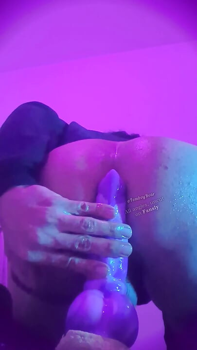 VEDERE LA PERSOANA 1 cu fundul meu femboy întins de un vibrator blană