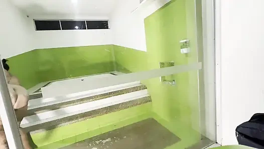 Ich sehe meine Nachbarin, während sie im Jacuzzi ist, und das ist passiert