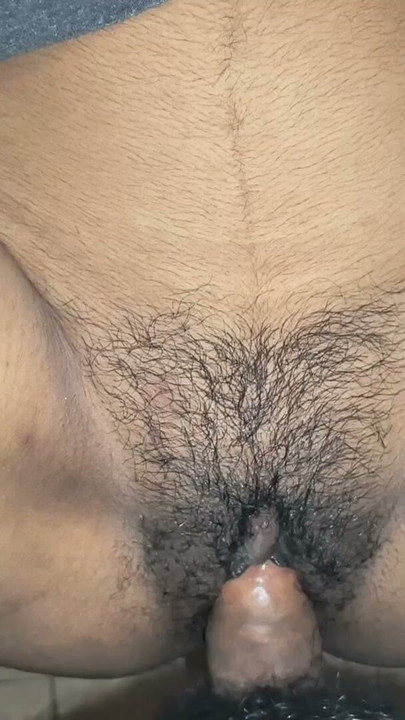 Dijelio sam krevet s polusestrom, a zatim umetnuo svoj penis u njezinu pičku. | Isječak 1