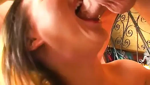 Baştan çıkarıcı esmer orta yaşlı seksi kadın çığlık atarak orgazm olmak için parmaklanıyor