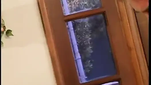 Длинноволосая блондинка поедается в пизду и трахается на диване в помещении