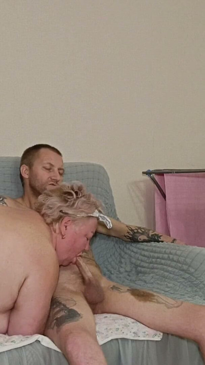 mother-in-law swallowed a mouthful of cum after jerking off and blowjob | Clip 1