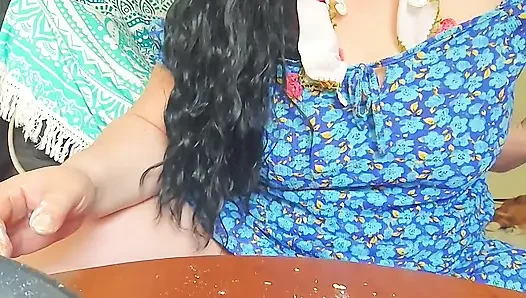 Betapa cantiknya saudara tiriku saat dia memasak