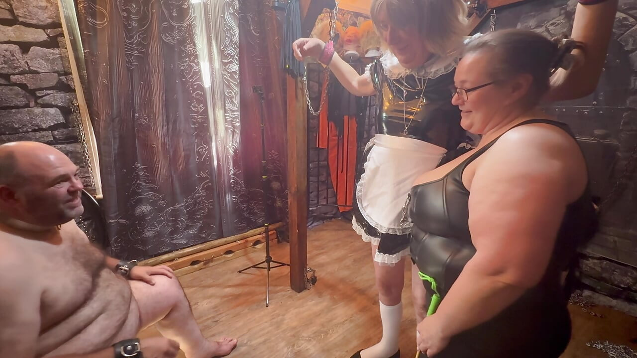 Parte 9: - Domina Satana leva Booboo e Maid Jayne na masmorra antes de ir para Gales.