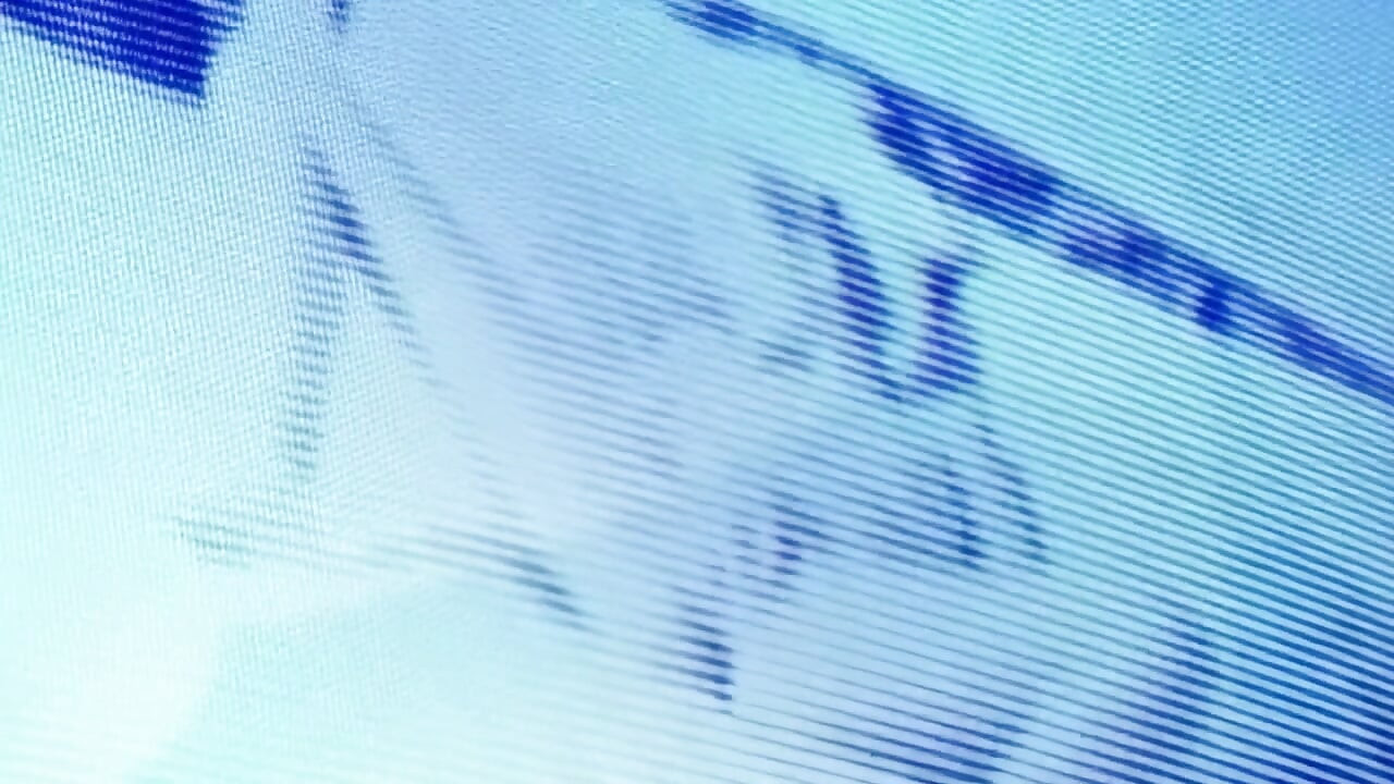 Tetovaná blondýnka tvrdě ošukaná v ložnici chlapem v modré košili