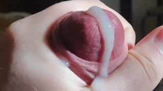 Énorme éjaculation en regardant du porno. Un homme branle une bite d&#39;insecte