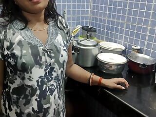 Onbeschofte Devar houdt van eenzame Bhabhi in de keuken