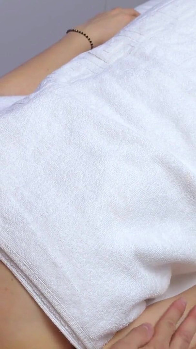 טיפול עיסוי ביתי שהשתבש! אישה בוגדת גומרת חזק בזמן שהמעסה ממלא את הכוס השמן שלה בזרע | קליפ 1