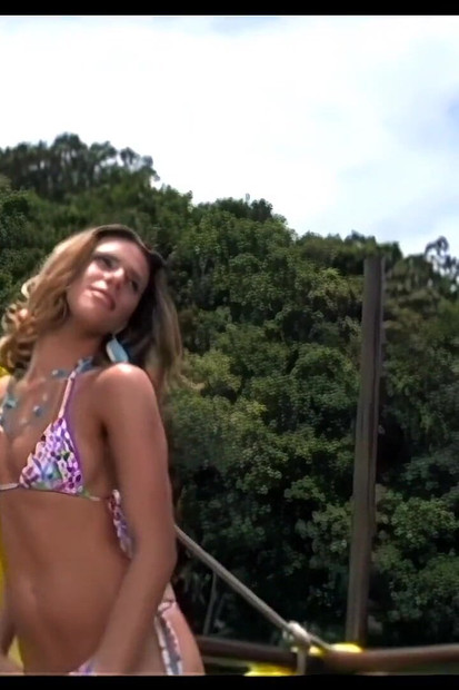 Gagica brunetă în bikini îi suge pula și se bucură de un futai în pizdă