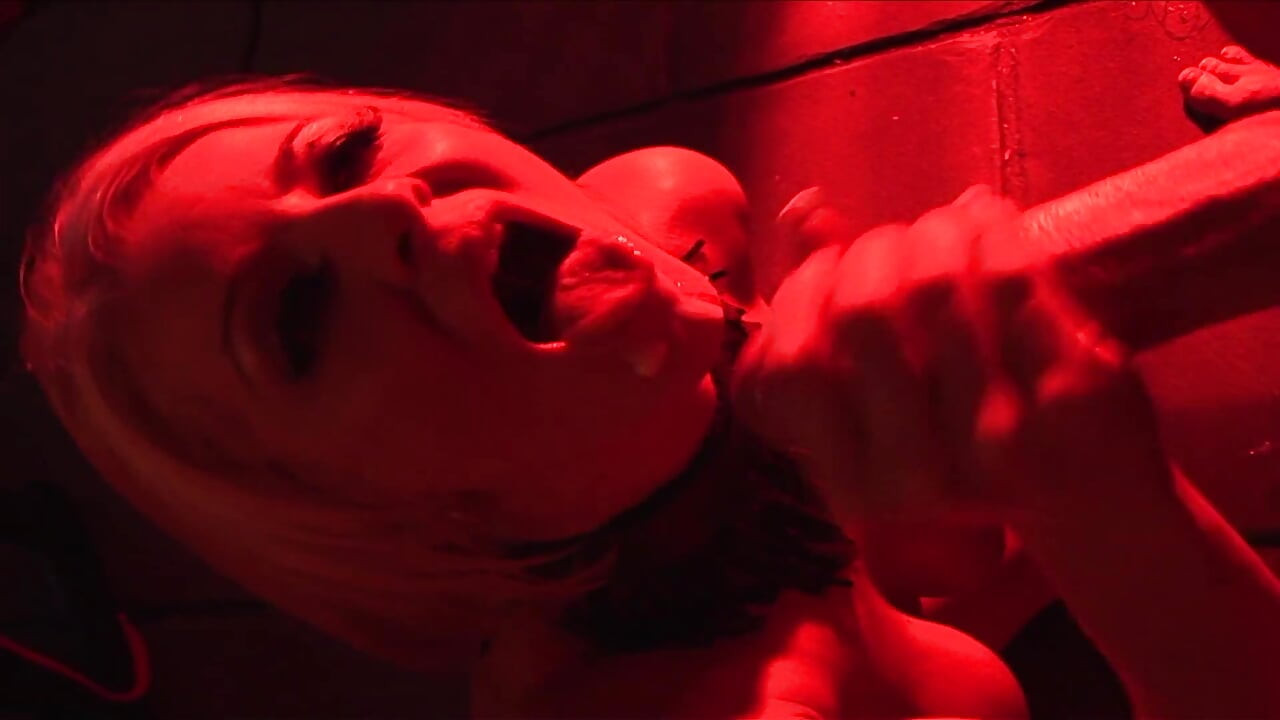 Dominante milf de olhos vendados seu namorado