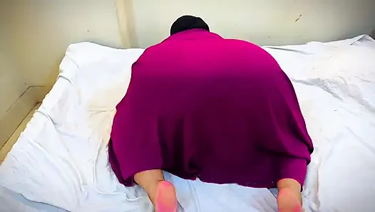 Gadis arab berhijab memasukkan mainan ke dalam lubang pantat besar yang gemuk, kesenangan