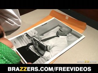Brazzers - médica peituda fode e usa paciente para sexo a três