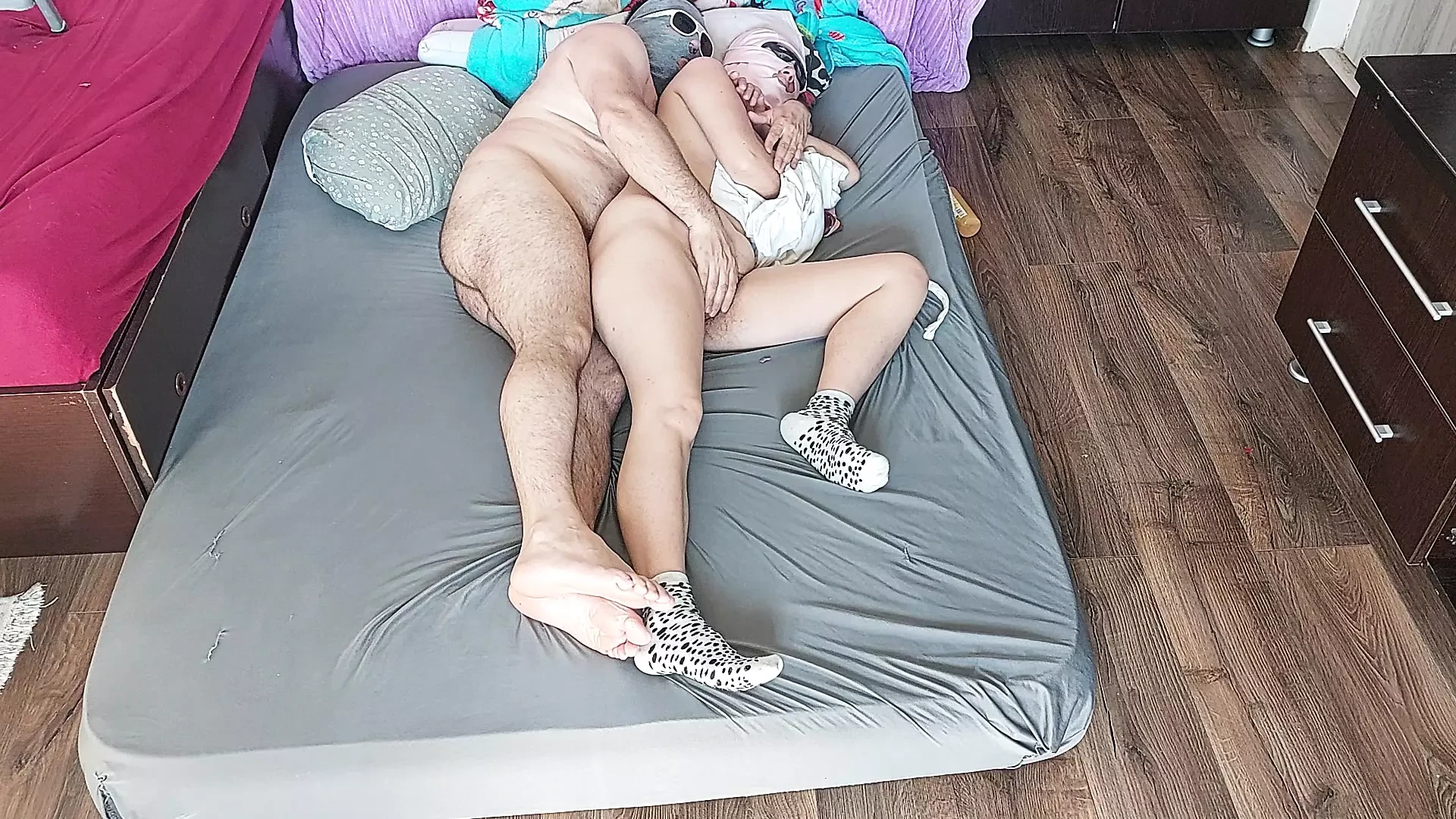 Massagem sensual de um casal quente com óleo no corpo. Preliminares no quarto com um casal amador.