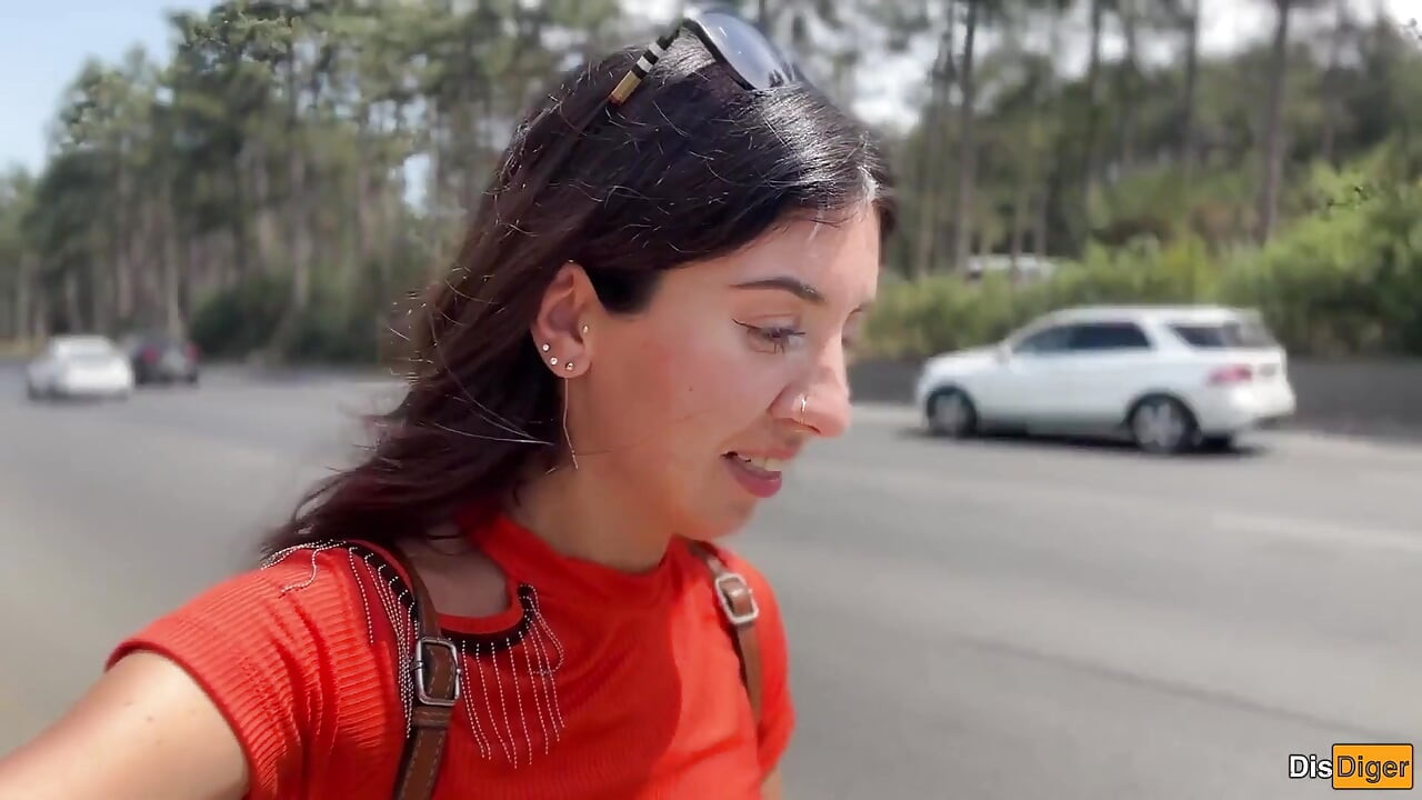 Une fille folle suce une bite dans les buissons - énorme éjaculation faciale