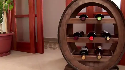 Vollbusige französische blondine ist hier, um ihre muschi mit spielzeug zum kommen zu bringen