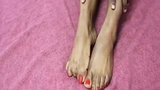 Footjob hitam dan putih menjilati kaki, fetish kaki