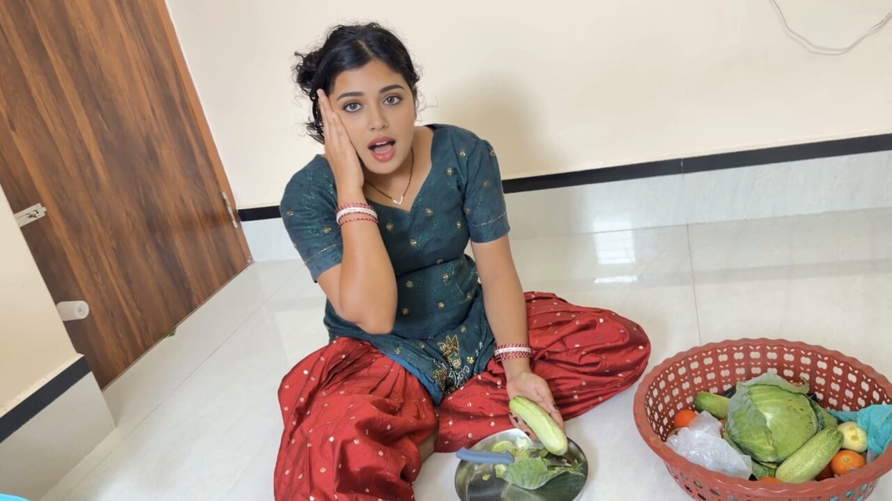 Me follo a mi ardiente Bhabhi recién casada en la cocina cuando estaba sola en casa Xxxx, historia de sexo en audio hindi desi indio, Devar follando a su Bhabhi