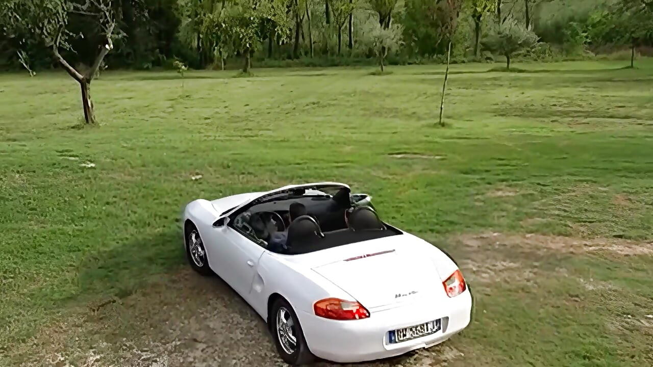 Rhea hladí a saje ptáka v autě až do horkého výstřiku