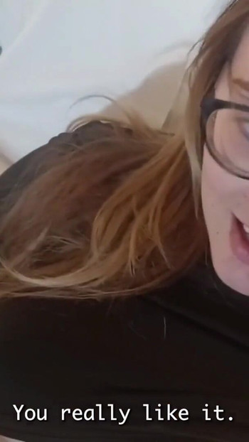 Lepa španska devojka masturbira i jebe njen novi cimer !! | Klip 1