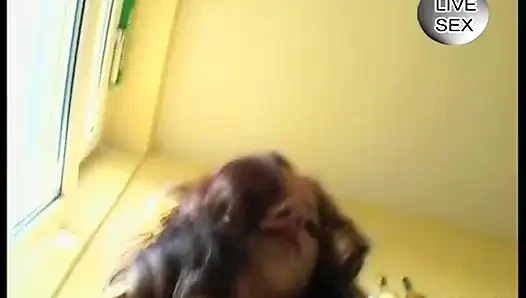 Si rambut cokelat yang menggemaskan dicrot di toket besarnya