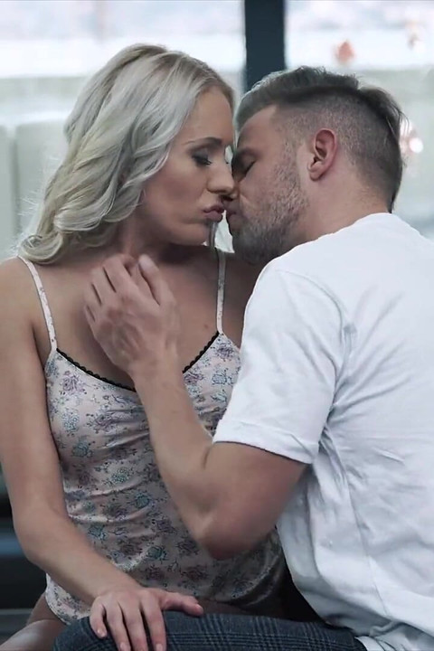 21 Naturals - Angelika Grays își întinde curul, ducând la anal intens și spermă dezordonată pe cur