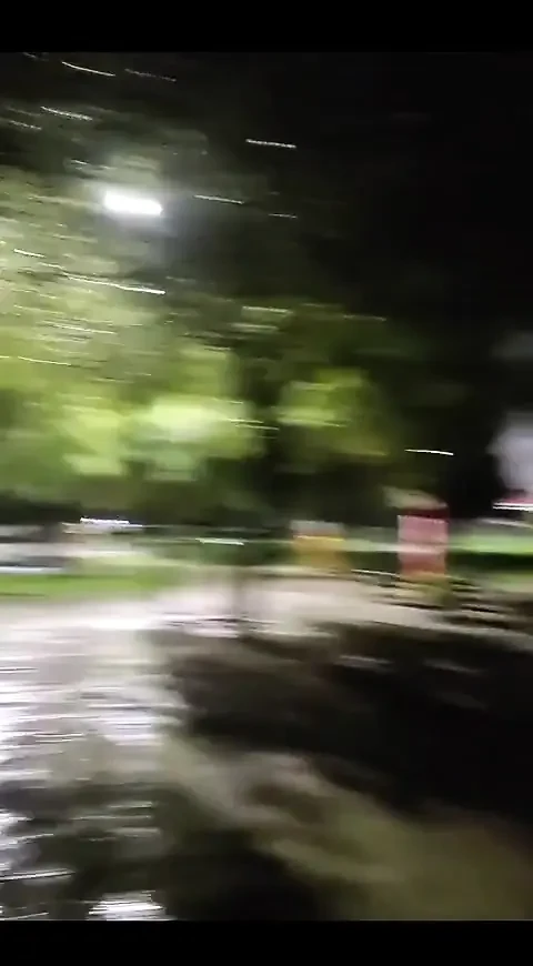 Jab main akeli park men chalti hoon to mujhe doodh ki phuhar chhorna pasnd hai, bara lnd