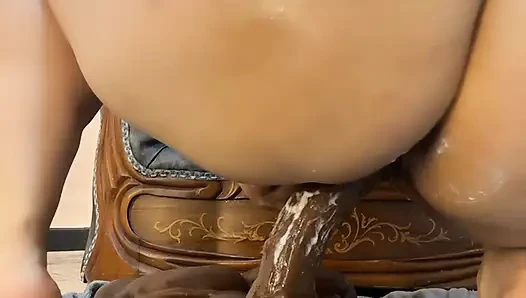Ateşli latin orta yaşlı seksi kadın büyük götlü bakış açısı: dildo üzerinde sert zıplıyor sonra dildo mastürbasyonu ile güçlü fışkırtıyor gerçek solo