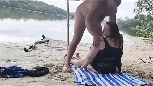 Чуть не застукали трахающихся у реки - Эксклюзив на FapHouse