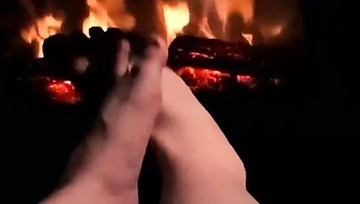 Aku lagi asik footjob hot sampai kakiku dicrot sperma hangat!