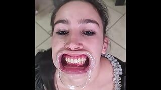 Empregada francesa tenta engolir seu próprio mijo através de um retrator labial