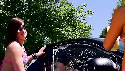 Юных шлюшек трахают на мойке машины!