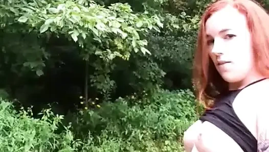 Si cewek eksibisual rambut merah muncrat banyak banget di taman umum