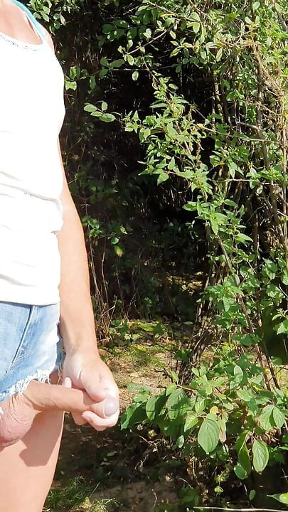Το Haot Pants αφήνει τον κόκορα να κρυφοκοιτάξει έξω