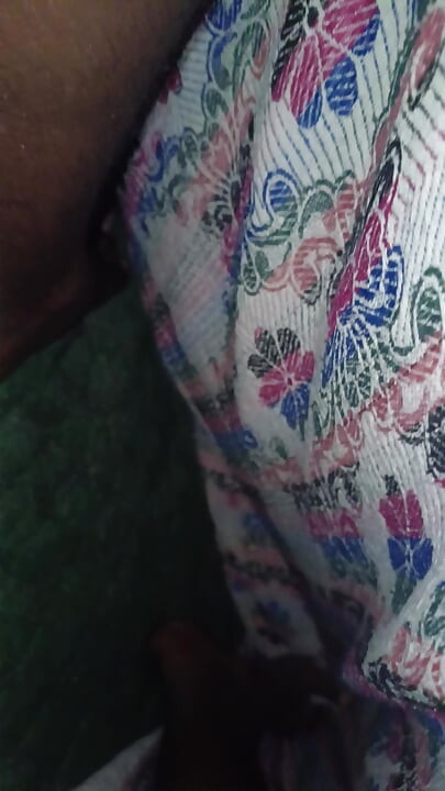 Pelajar Kolej India di bilik asrama pada waktu malam