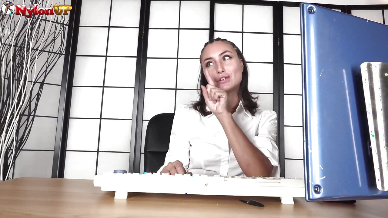 Eine pissen-spielpause von einer sexytary-brünette