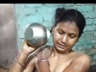 Hintli kadın ağzına işiyor ve banyoda eğleniyor