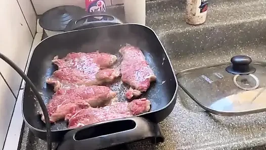 Aku ngajak abang tiriku untuk makan barbekcue di rumah tapi dia malah ngentot aku habis-habisan